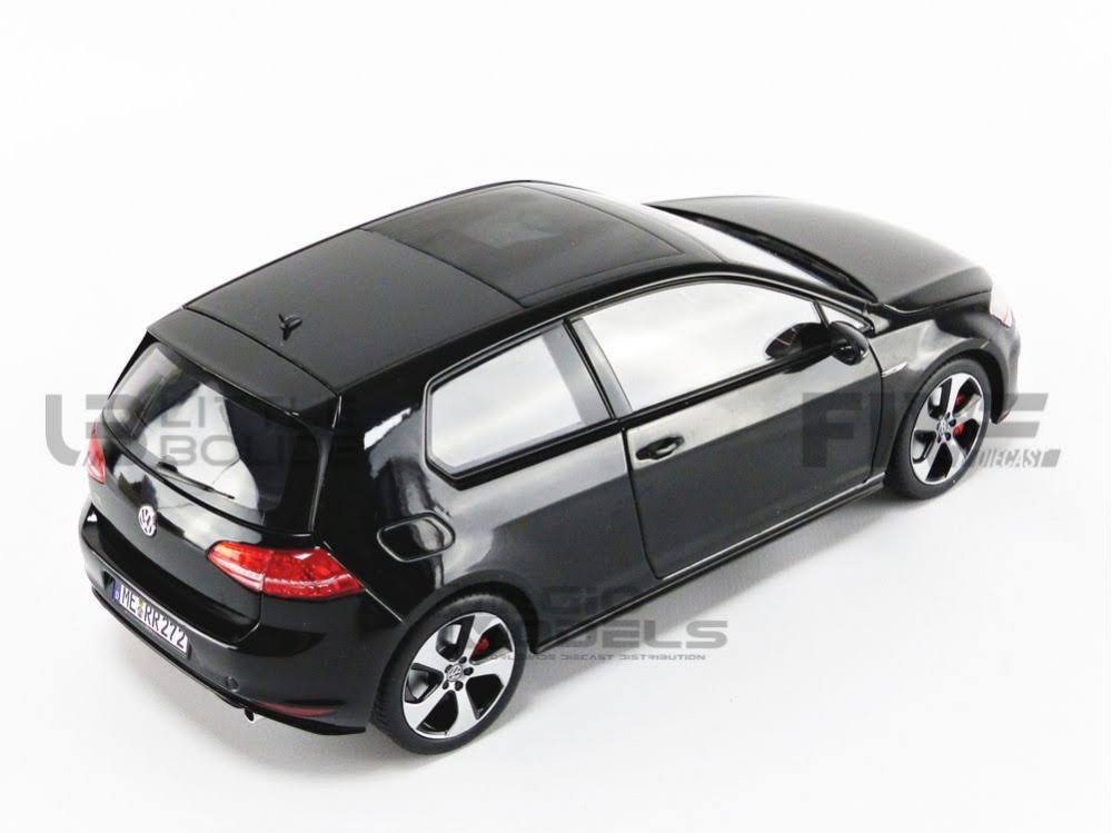 Black 1/18 Diecast Model Car P787013